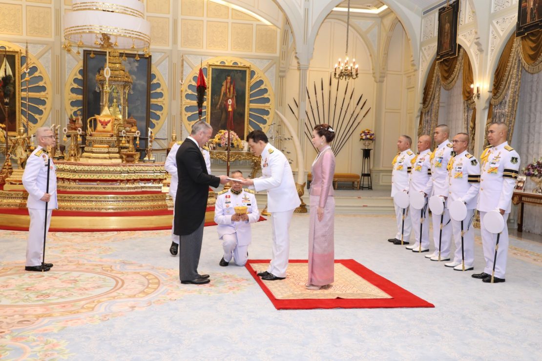พระบาทสมเด็จพระเจ้าอยู่หัว และสมเด็จพระนางเจ้า ฯ พระบรมราชินี เสด็จออก ณ พระที่นั่งอัมพรสถาน พระราชวังดุสิต พระราชทานพระบรมราชวโรกาสให้ เอกอัครราชทูตต่างประเทศประจำประเทศไทย เฝ้าทูลละอองธุลีพระบาท ถวายพระราชสาส์นตราตั้ง และอักษรสาส์นตราตั้ง