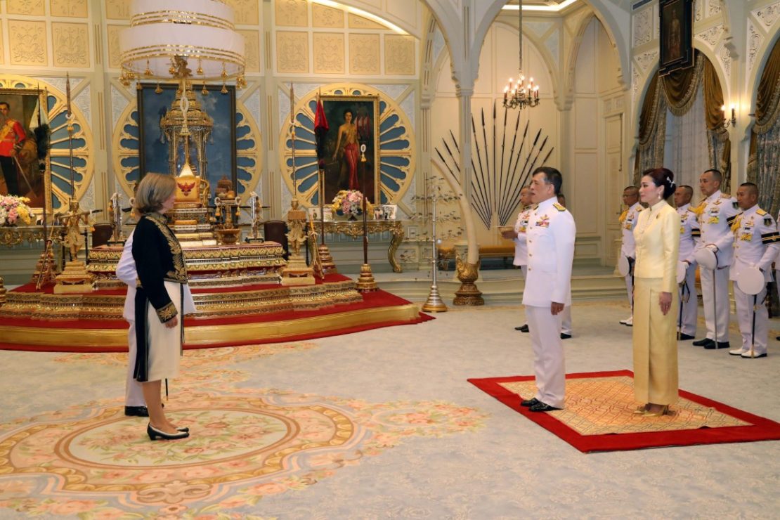 พระบาทสมเด็จพระเจ้าอยู่หัว และสมเด็จพระนางเจ้า ฯ พระบรมราชินี เสด็จออก ณ พระที่นั่งอัมพรสถาน พระราชทาน พระบรมราชวโรกาสให้ เอกอัครราชทูตต่างประเทศประจำประเทศไทย เฝ้าทูลละอองธุลีพระบาท ถวายพระราชสาส์นตราตั้ง และอักษรสาสน์ตราตั้ง