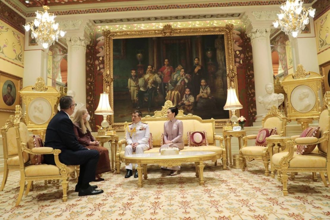 พระบาทสมเด็จพระเจ้าอยู่หัว และสมเด็จพระนางเจ้า ฯ พระบรมราชินี พระราชทานพระบรมราชวโรกาสให้ เอกอัครราชทูตต่างประเทศประจำประเทศไทย เฝ้าทูลละอองธุลีพระบาท กราบบังคมทูลลา ในโอกาสที่จะพ้นจากหน้าที่