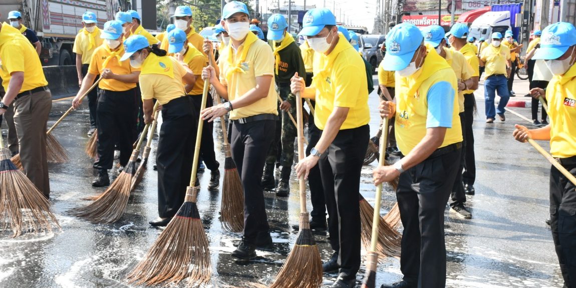 จิตอาสาจังหวัดชลบุรีพร้อมใจร่วมกันทำความสะอาดถนน-นำสายสื่อสารลงใต้ดินบริเวณถนนศุขประยูร - สี่แยกจันทร์อำนวย เทศบาลเมืองพนัสนิคม