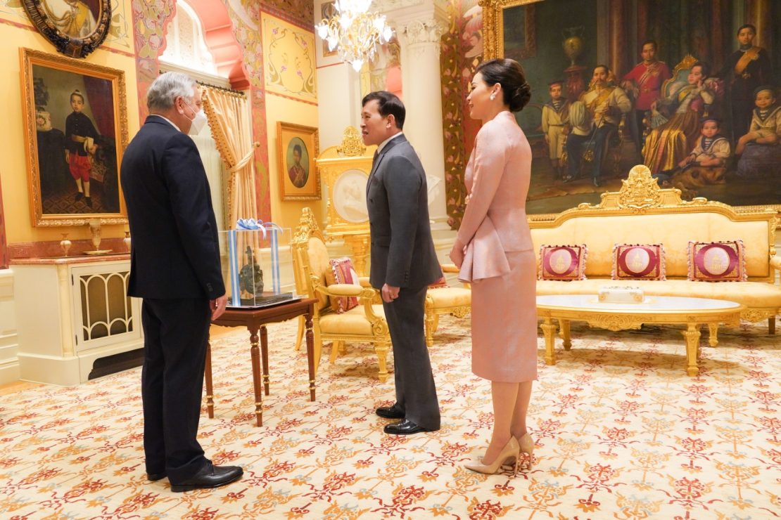 พระบาทสมเด็จพระเจ้าอยู่หัว และสมเด็จพระนางเจ้า ฯ พระบรมราชินี พระราชทานพระบรมราชวโรกาสให้ นายการ์โลส อุมเบร์ ฆิเมเนซ ลิโกนา เอกอัครราชทูตสาธารณรัฐกัวเตมาลาประจำประเทศไทย เฝ้าทูลละอองธุลีพระบาท กราบบังคมทูลลา ในโอกาสที่จะพ้นจากหน้าที่