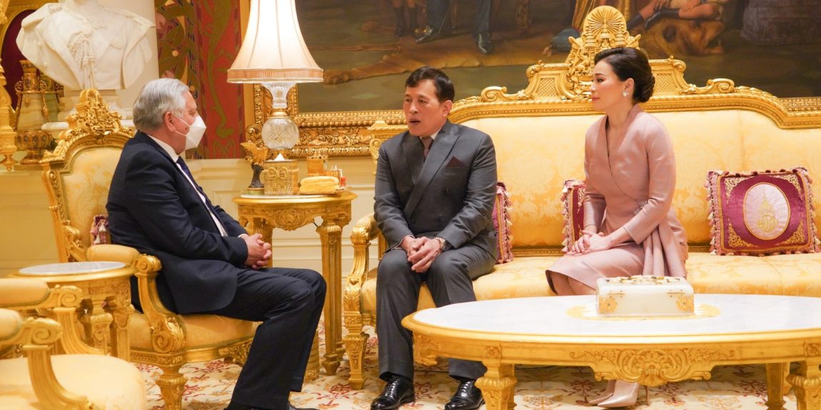 พระบาทสมเด็จพระเจ้าอยู่หัว และสมเด็จพระนางเจ้า ฯ พระบรมราชินี พระราชทานพระบรมราชวโรกาสให้ นายการ์โลส อุมเบร์ ฆิเมเนซ ลิโกนา เอกอัครราชทูตสาธารณรัฐกัวเตมาลาประจำประเทศไทย เฝ้าทูลละอองธุลีพระบาท กราบบังคมทูลลา ในโอกาสที่จะพ้นจากหน้าที่