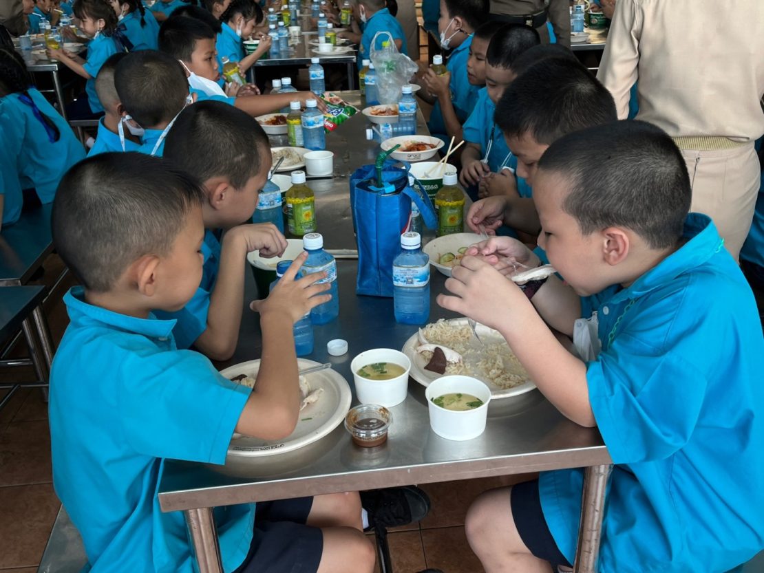 พระราชทานเลี้ยงอาหารกลางวันแก่นักเรียน คณะครู และบุคลากรโรงเรียนทีปังกรวิทยาพัฒน์ (วัดโบสถ์) ในพระราชูปถัมภ์ ฯ