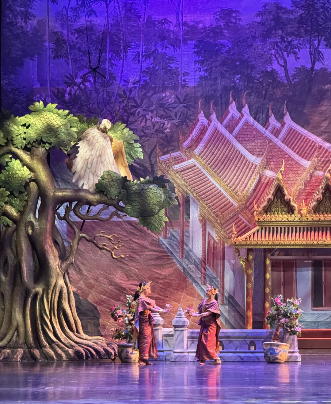 ทอดพระเนตรการแสดงโขนรอบปฐมทัศน์ เรื่อง รามเกียรติ์ ตอน “กุมภกรรณทดน้ำ” ณ หอประชุมใหญ่ ศูนย์วัฒนธรรมแห่งประเทศไทย