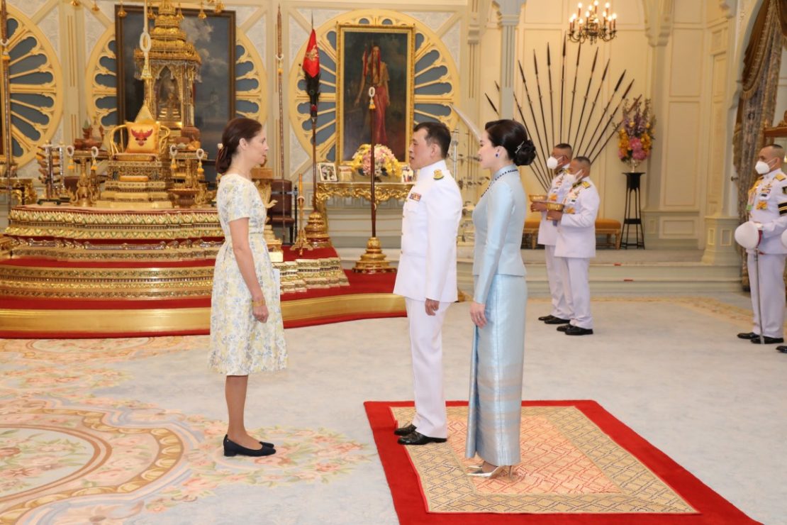 พระบาทสมเด็จพระเจ้าอยู่หัว และสมเด็จพระนางเจ้า ฯ พระบรมราชินี เสด็จออก ณ พระที่นั่งอัมพรสถาน พระราชวังดุสิต พระราชทานพระบรมราชวโรกาสให้ เอกอัครราชทูตต่างประเทศประจำประเทศไทย เฝ้าทูลละอองธุลีพระบาท ถวายพระราชสาส์นตราตั้ง และอักษรสาส์นตราตั้ง